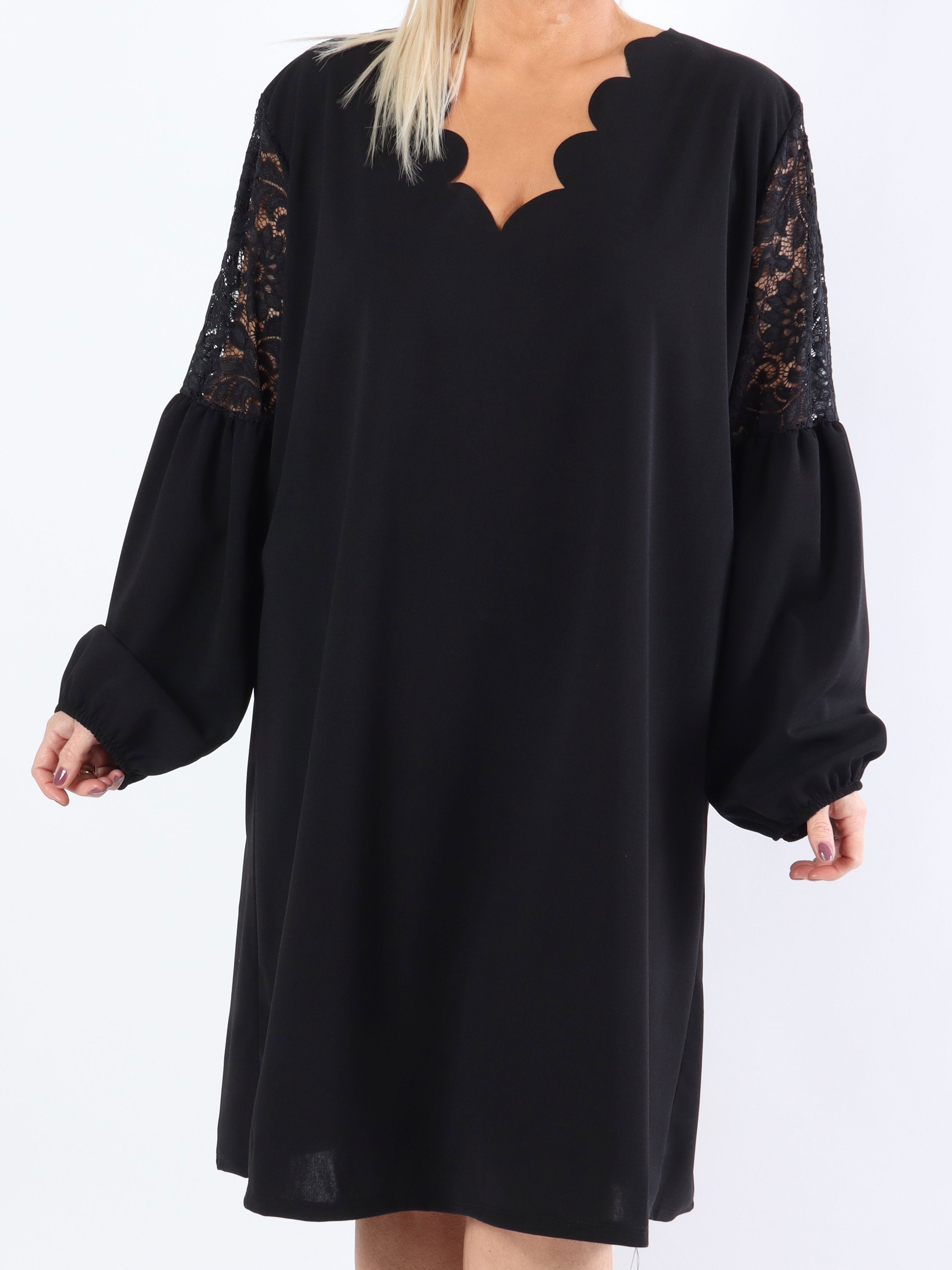 Cenobia - Feminin plus size klänning med spets och ballongärmar